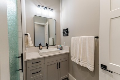 Custom home in beautiful, quiet neighborhood perched at the top - photo 26