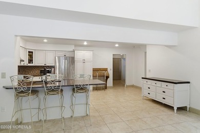 Spacious & beautifully maintained, this charming 4-bedroom - photo 11