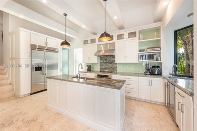 Elevated six-bedroom home on a quiet island street, centrally - photo 12
