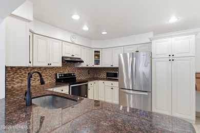Spacious & beautifully maintained, this charming 4-bedroom - photo 12