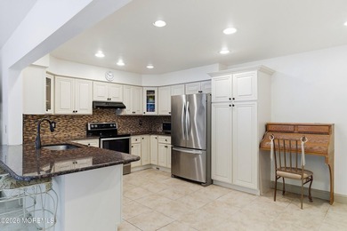 Spacious & beautifully maintained, this charming 4-bedroom - photo 13