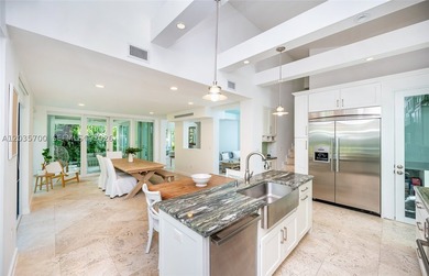 Elevated six-bedroom home on a quiet island street, centrally - photo 14