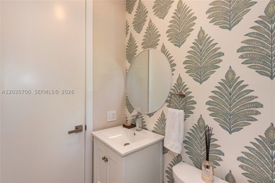 Elevated six-bedroom home on a quiet island street, centrally - photo 15