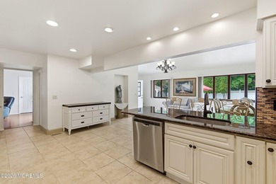 Spacious & beautifully maintained, this charming 4-bedroom - photo 15