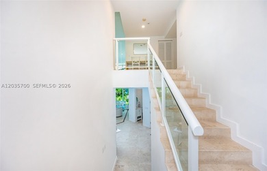 Elevated six-bedroom home on a quiet island street, centrally - photo 16