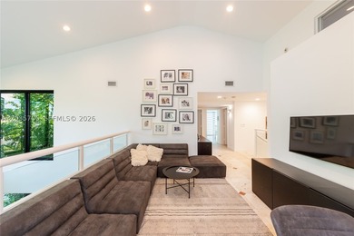 Elevated six-bedroom home on a quiet island street, centrally - photo 18