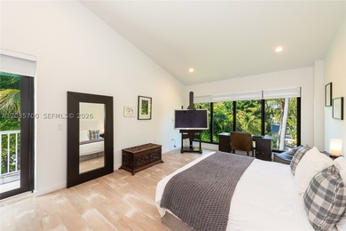 Elevated six-bedroom home on a quiet island street, centrally - photo 19
