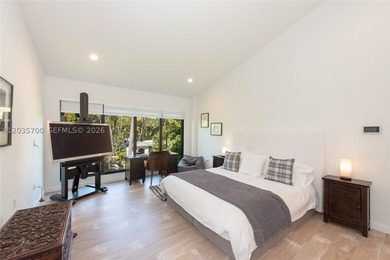Elevated six-bedroom home on a quiet island street, centrally - photo 20