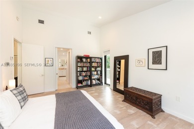 Elevated six-bedroom home on a quiet island street, centrally - photo 21