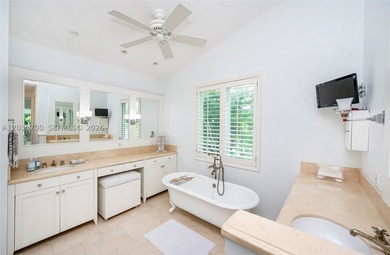 Elevated six-bedroom home on a quiet island street, centrally - photo 23