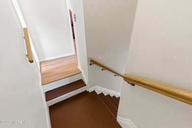 Spacious & beautifully maintained, this charming 4-bedroom - photo 23