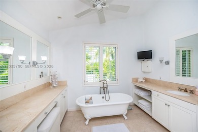 Elevated six-bedroom home on a quiet island street, centrally - photo 24