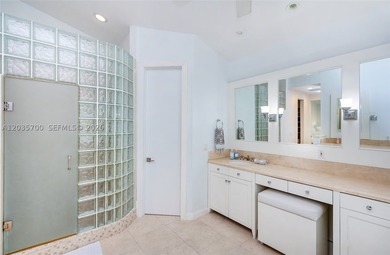 Elevated six-bedroom home on a quiet island street, centrally - photo 25