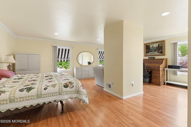 Spacious & beautifully maintained, this charming 4-bedroom - photo 25