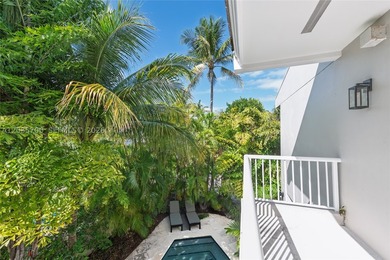 Elevated six-bedroom home on a quiet island street, centrally - photo 26