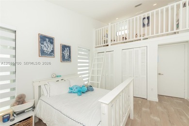 Elevated six-bedroom home on a quiet island street, centrally - photo 27
