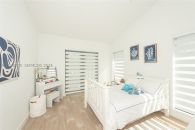 Elevated six-bedroom home on a quiet island street, centrally - photo 28