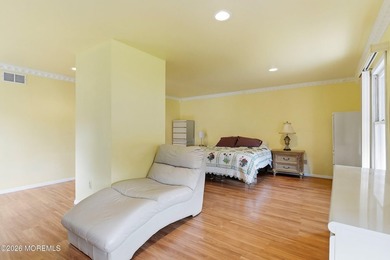 Spacious & beautifully maintained, this charming 4-bedroom - photo 28