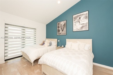 Elevated six-bedroom home on a quiet island street, centrally - photo 29