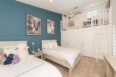 Elevated six-bedroom home on a quiet island street, centrally - photo 30