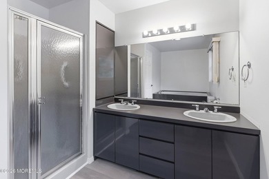 Spacious & beautifully maintained, this charming 4-bedroom - photo 30