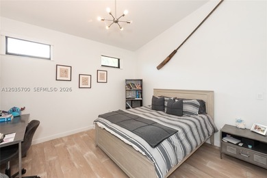 Elevated six-bedroom home on a quiet island street, centrally - photo 31