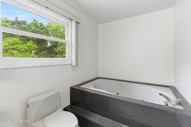 Spacious & beautifully maintained, this charming 4-bedroom - photo 31