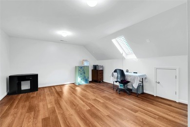 Welcome to this move in ready townhome located in the desirable