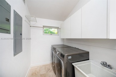 Elevated six-bedroom home on a quiet island street, centrally - photo 32