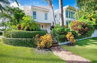 Elevated six-bedroom home on a quiet island street, centrally - photo 33
