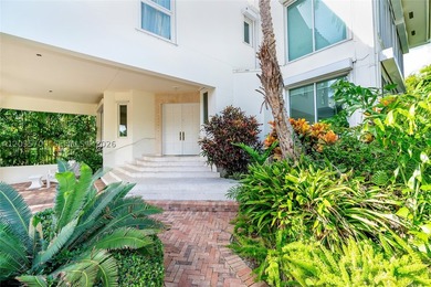 Elevated six-bedroom home on a quiet island street, centrally - photo 35