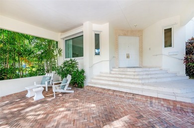 Elevated six-bedroom home on a quiet island street, centrally - photo 36