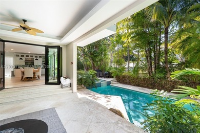 Elevated six-bedroom home on a quiet island street, centrally - photo 37