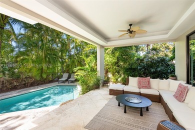 Elevated six-bedroom home on a quiet island street, centrally - photo 38