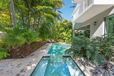 Elevated six-bedroom home on a quiet island street, centrally - photo 39