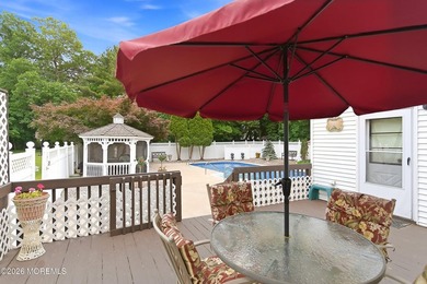 Spacious & beautifully maintained, this charming 4-bedroom - photo 39