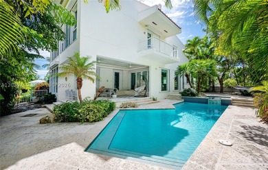 Elevated six-bedroom home on a quiet island street, centrally - photo 41