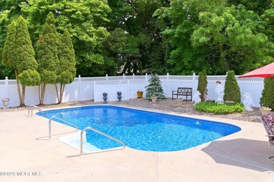Spacious & beautifully maintained, this charming 4-bedroom - photo 44