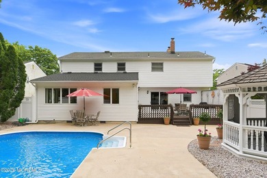 Spacious & beautifully maintained, this charming 4-bedroom - photo 47