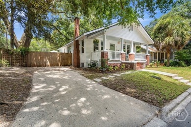 Welcome to this fully renovated bungalow with an expansive - photo 3