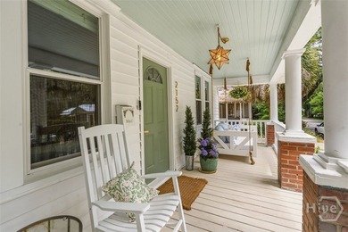 Welcome to this fully renovated bungalow with an expansive - photo 4