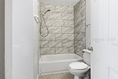 Beautifully updated remodeled second floor Villa. 2 bedrooms, 2 - photo 13