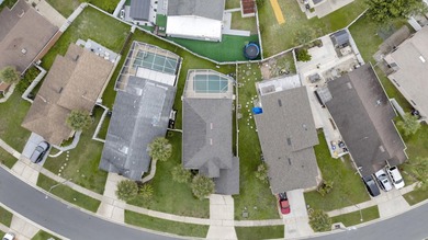 Welcome to this beautiful 4-bedroom, 2.5-bath pool home in the - photo 31