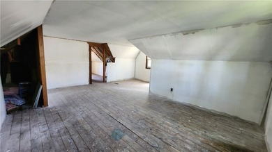 Opportunity is knocking! The downstairs needs the buyer to - photo 22