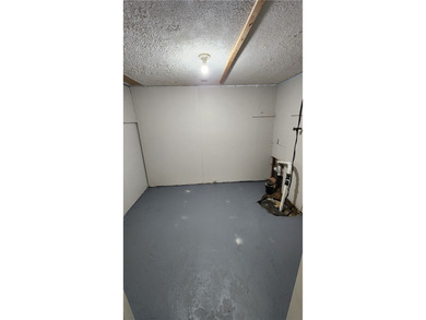 Opportunity is knocking! The downstairs needs the buyer to - photo 27