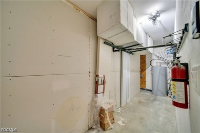 Welcome to this beautifully maintained 4-bedroom, 2-bathroom - photo 17
