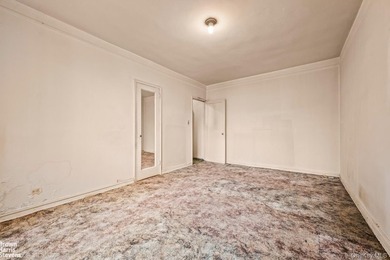 A great opportunity awaits in Forest Hills South. This spacious - photo 2