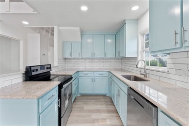 Gorgeous 4 bedroom, 3 bath home located on the water with quick - photo 19