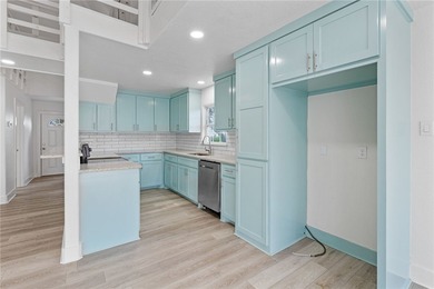 Gorgeous 4 bedroom, 3 bath home located on the water with quick - photo 20