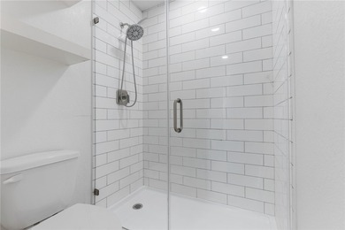 Gorgeous 4 bedroom, 3 bath home located on the water with quick - photo 22